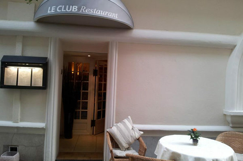 Devanture et entree du restaurant Le Club dans la rue de la Comedie au centre-ville de Toulon (credits photos : EDV)